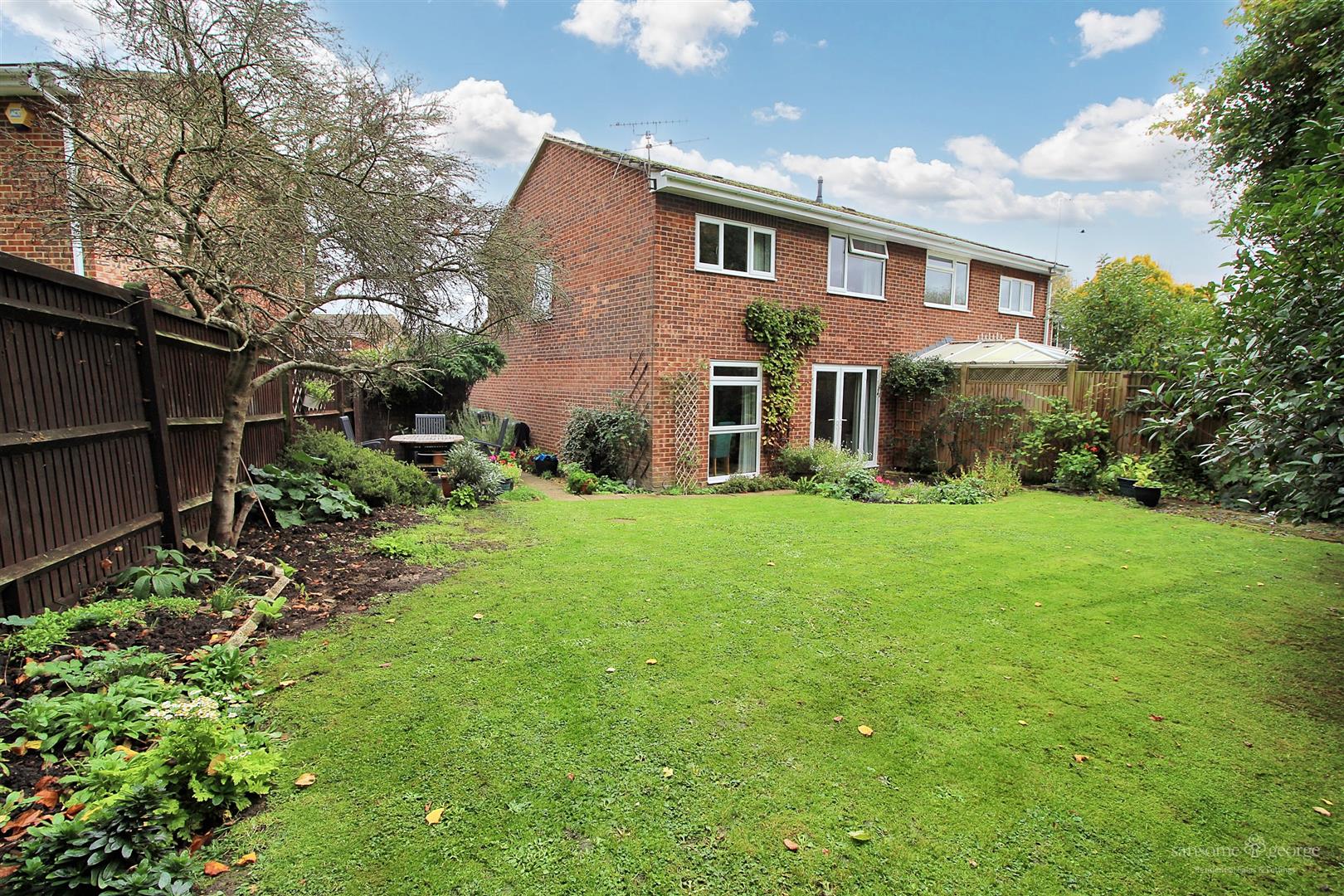 3 bed property in Mackay Close, Reading